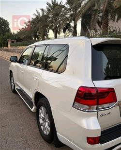 تۆیۆتا لاند کروزەر